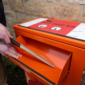 Knife being posted into knife bin.